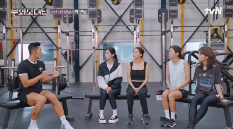 이것이 바로 무쇠적 사고! tvN의 감동 예능 '무쇠소녀단 시즌1', 눈물, 고통, 그리고 완주의 감동실화를 다루다! '무쇠소녀단 시즌1' 리뷰