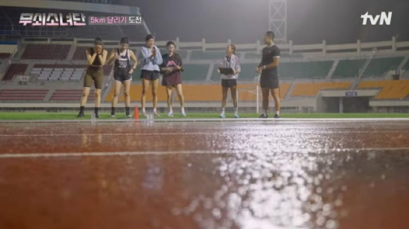 이것이 바로 무쇠적 사고! tvN의 감동 예능 '무쇠소녀단 시즌1', 눈물, 고통, 그리고 완주의 감동실화를 다루다! '무쇠소녀단 시즌1' 리뷰